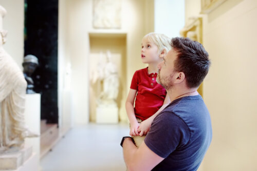 Padre con su hijo en un museo para acercar el arte a los niños.