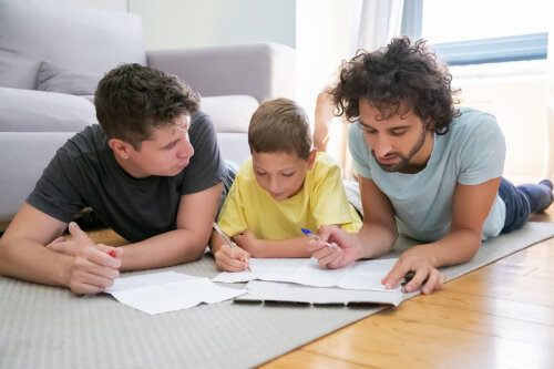 Padre e hijo hablando sobre los límites.