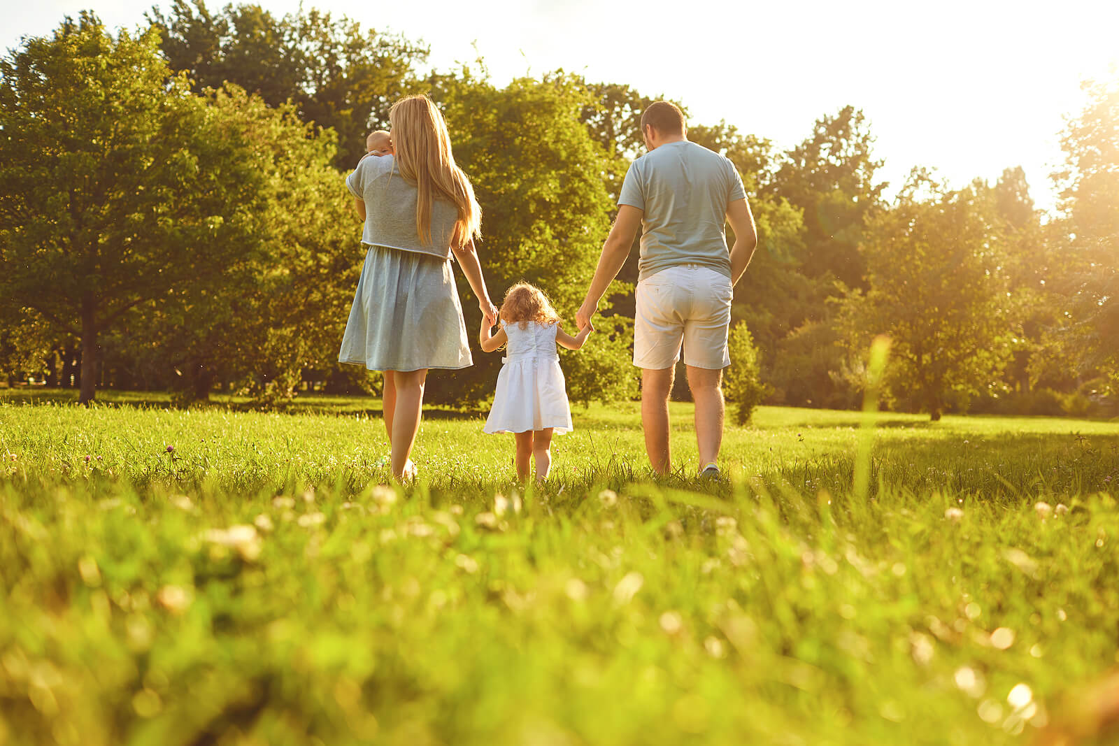 Paseo en familia para ofrecer apego seguro a los hijos.