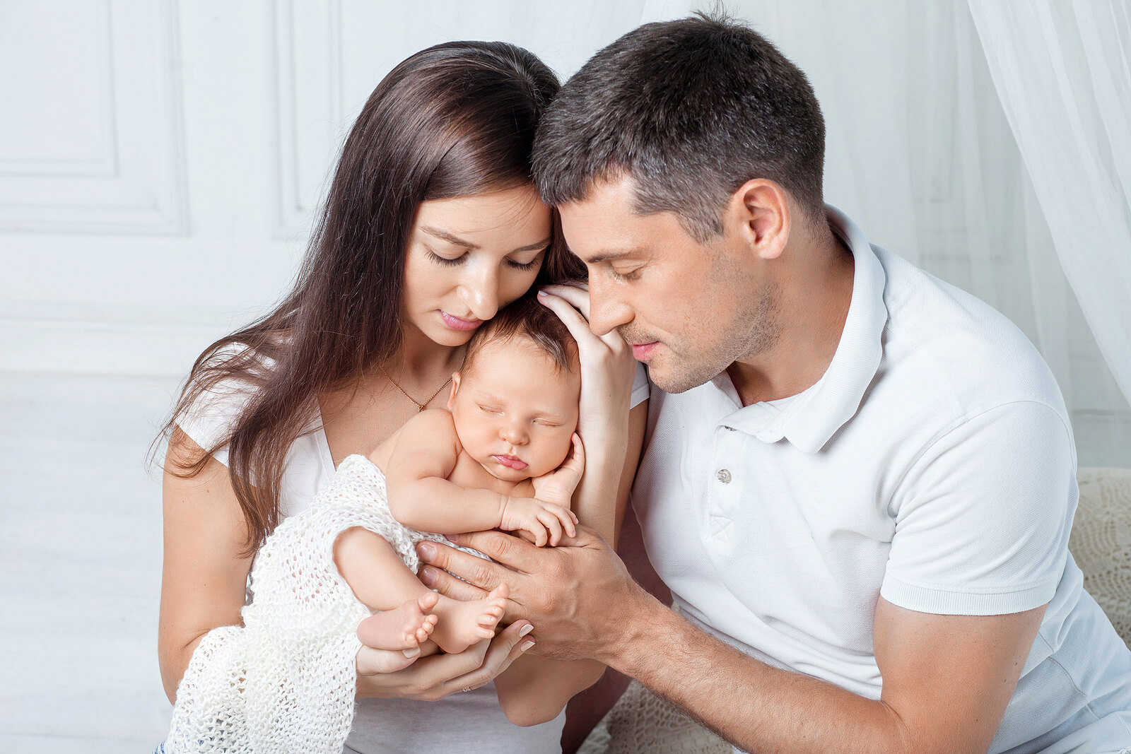 Deux jeunes parents avec leur nouveau-né.