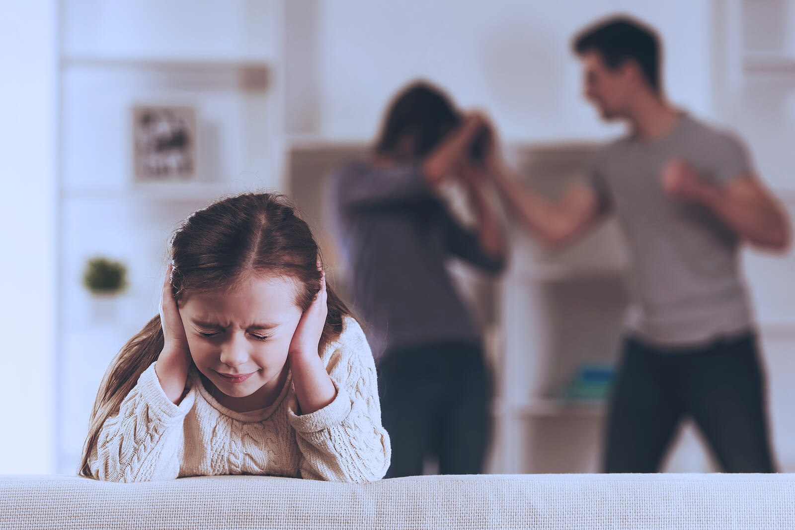 Niña aguantando los gritos de su padre hacia su madre.