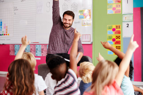 Profesor motivando a sus alumnos y promoviendo el apego en el aula.