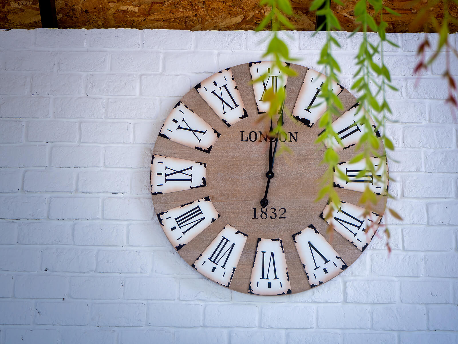 Reloj con las horas en números romanos.