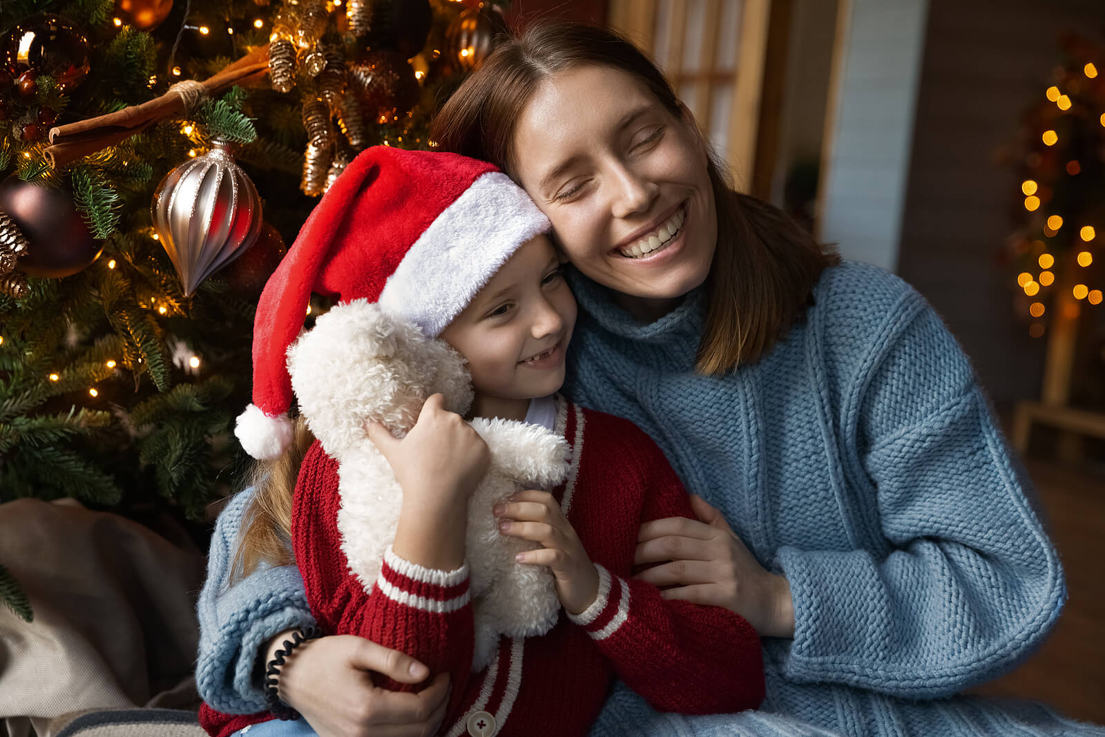 Madre e hijo dándose un abrazo por Navidad.