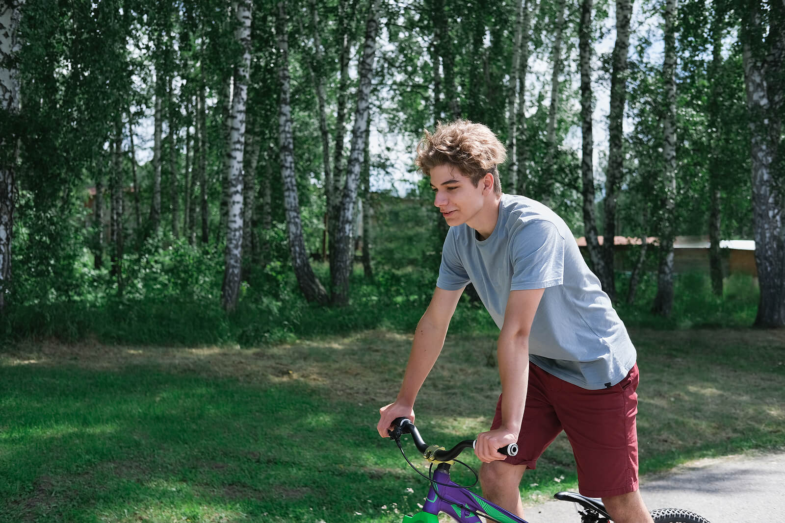 Adolescente montando en bicicleta en su tiempo libre.