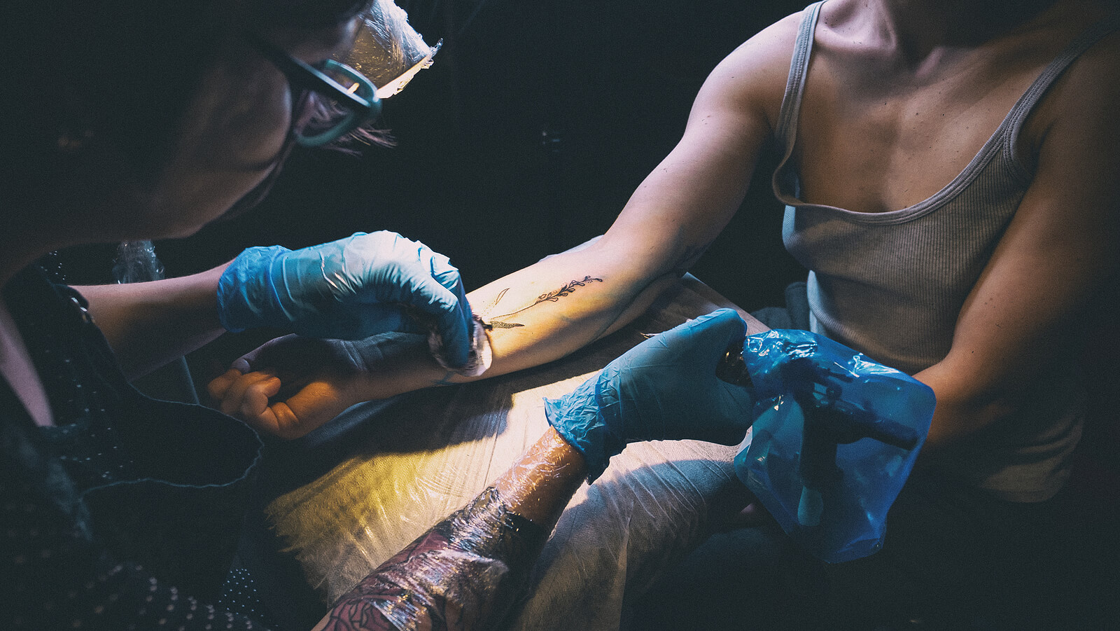 Adolescente che si fa un tatuaggio.