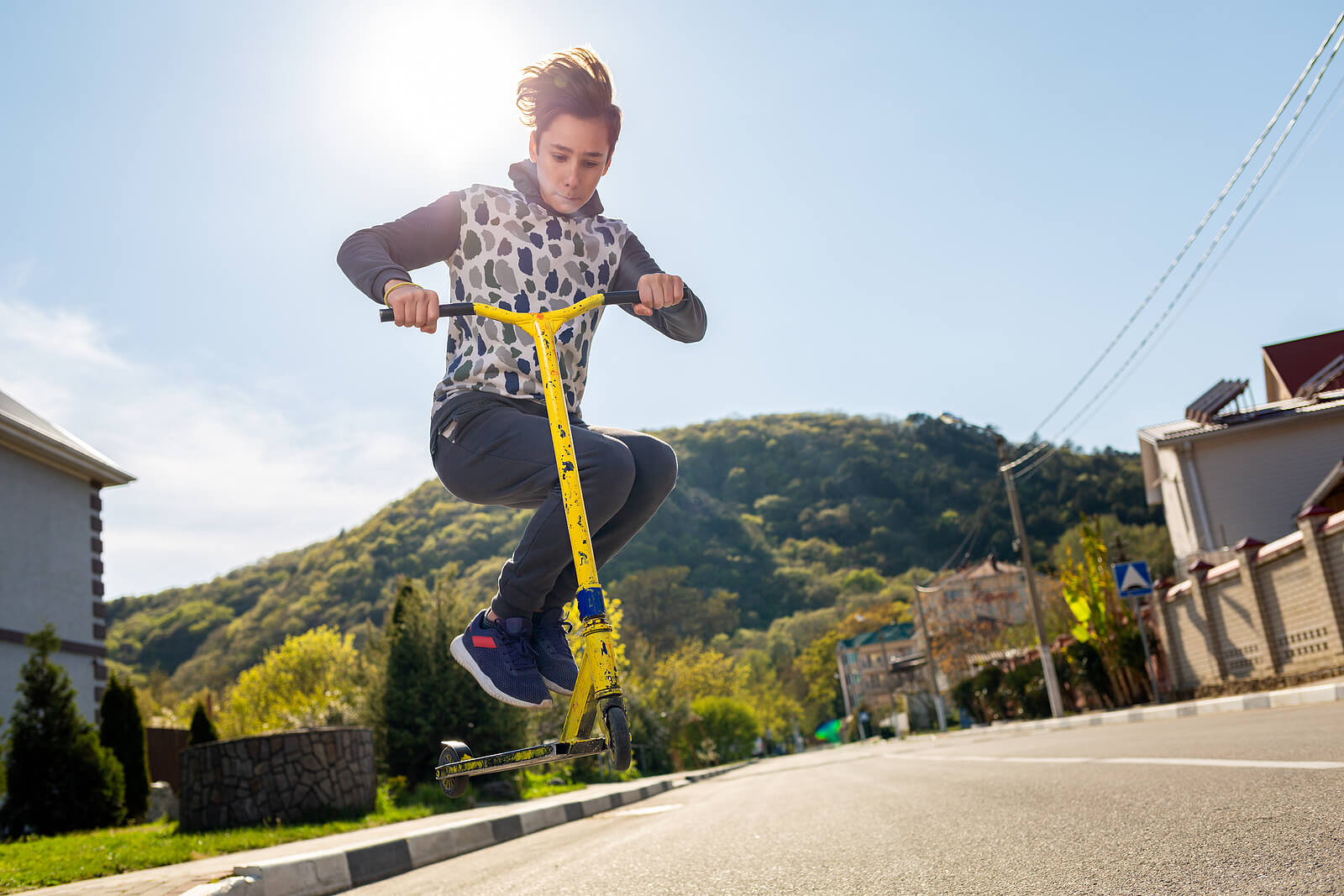 Adolescent pratiquant avec le scooter dans le cadre de l'exercice physique quotidien.