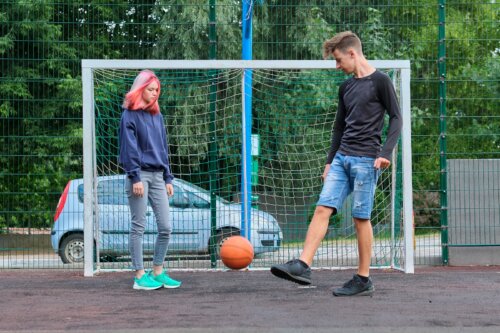 Adolescentes haciendo deporte.