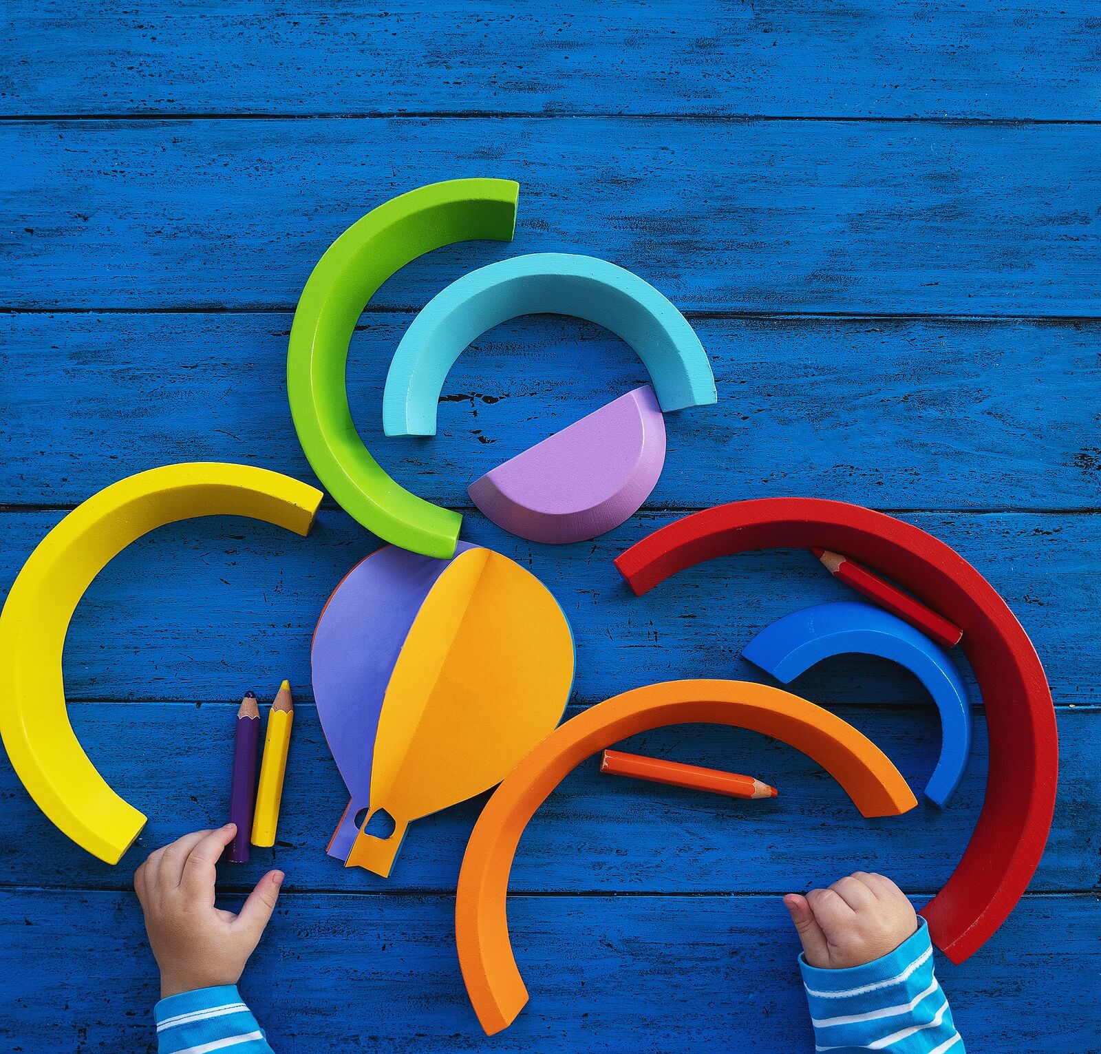 L'arc-en-ciel en bois est l'un des meilleurs jeux Montessori.