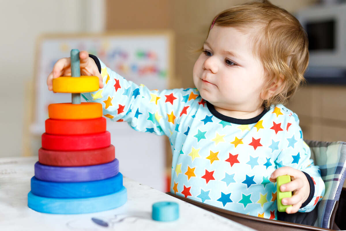 Bebé se divierte con un juego Montessori de encajables.