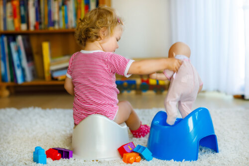 Niña llevando a cabo el juego en paralelo.