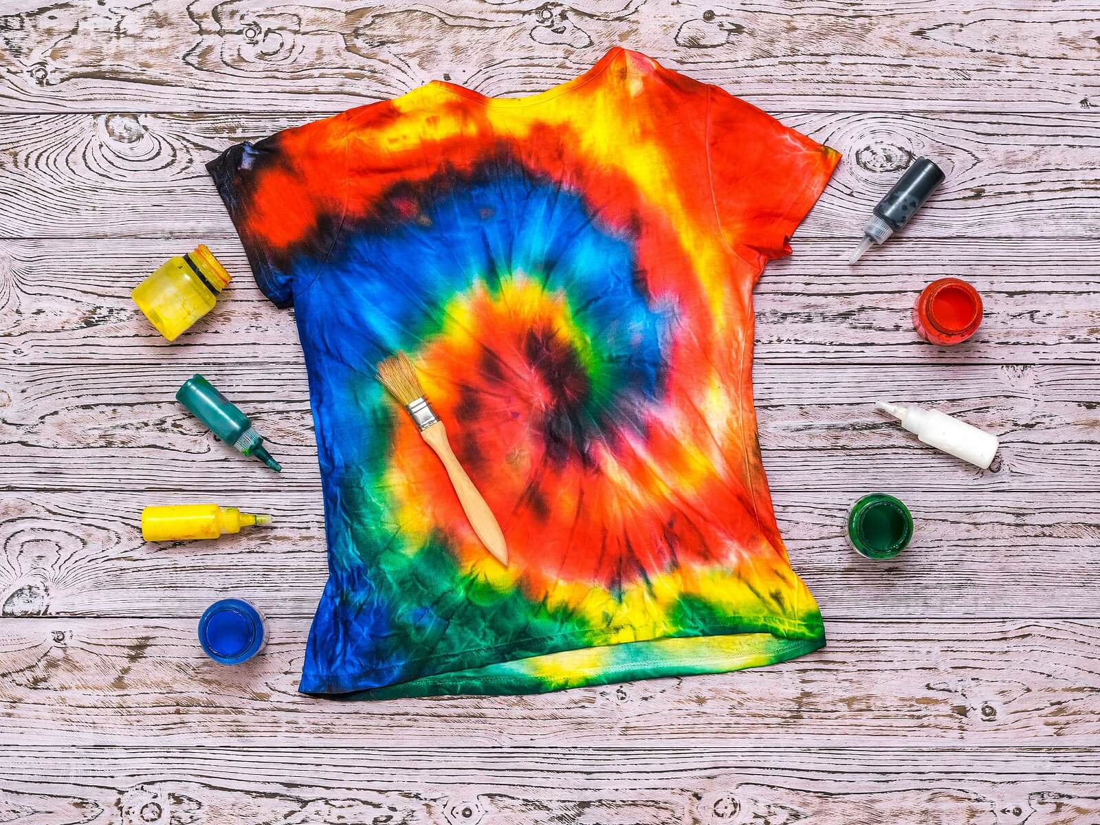 Camiseta pintada, una de las dinámicas de creatividad para niños.