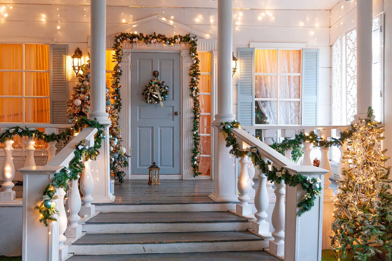 Casa decorada por Navidad porque hay relación entre la decoración navideña y la felicidad.