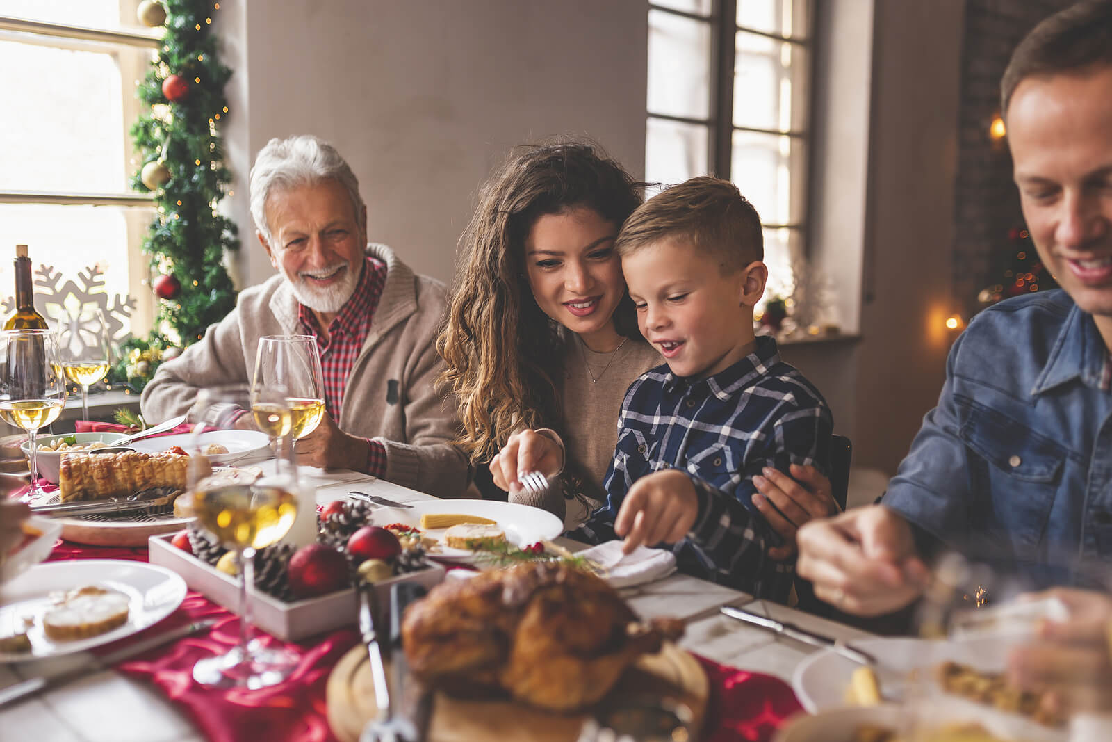 Familia evitando los conflictos en Navidad mientras cenan.