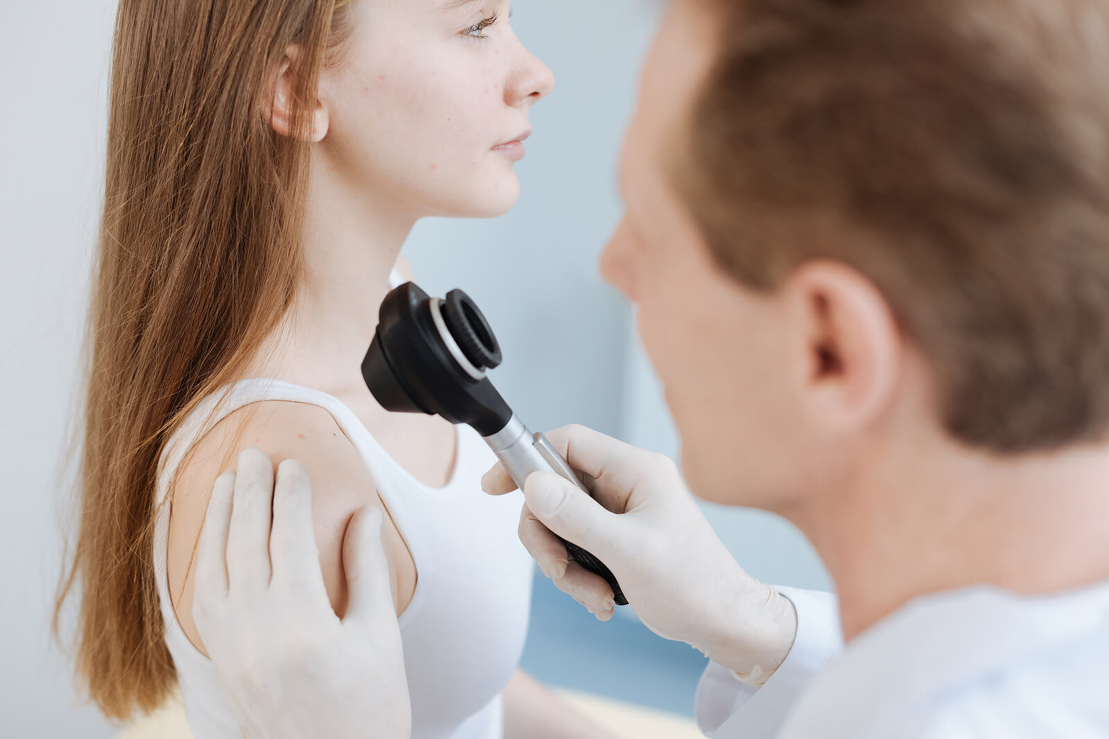 Chica adolescente en el dermatólogo por un melanoma.