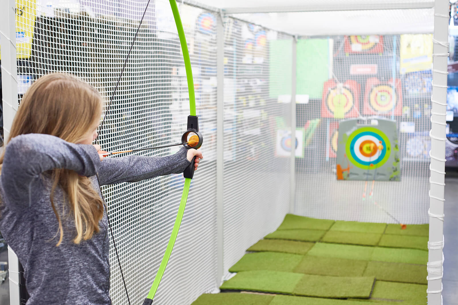 Chica adolescente practicando tiro con arco.