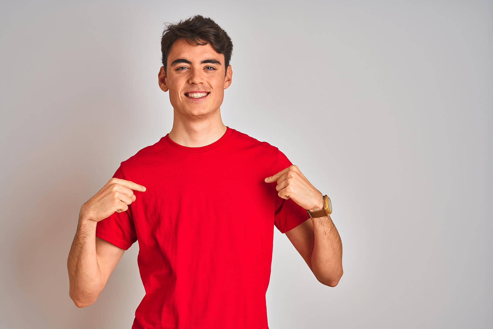 Chico adolescente con mucha asertividad.