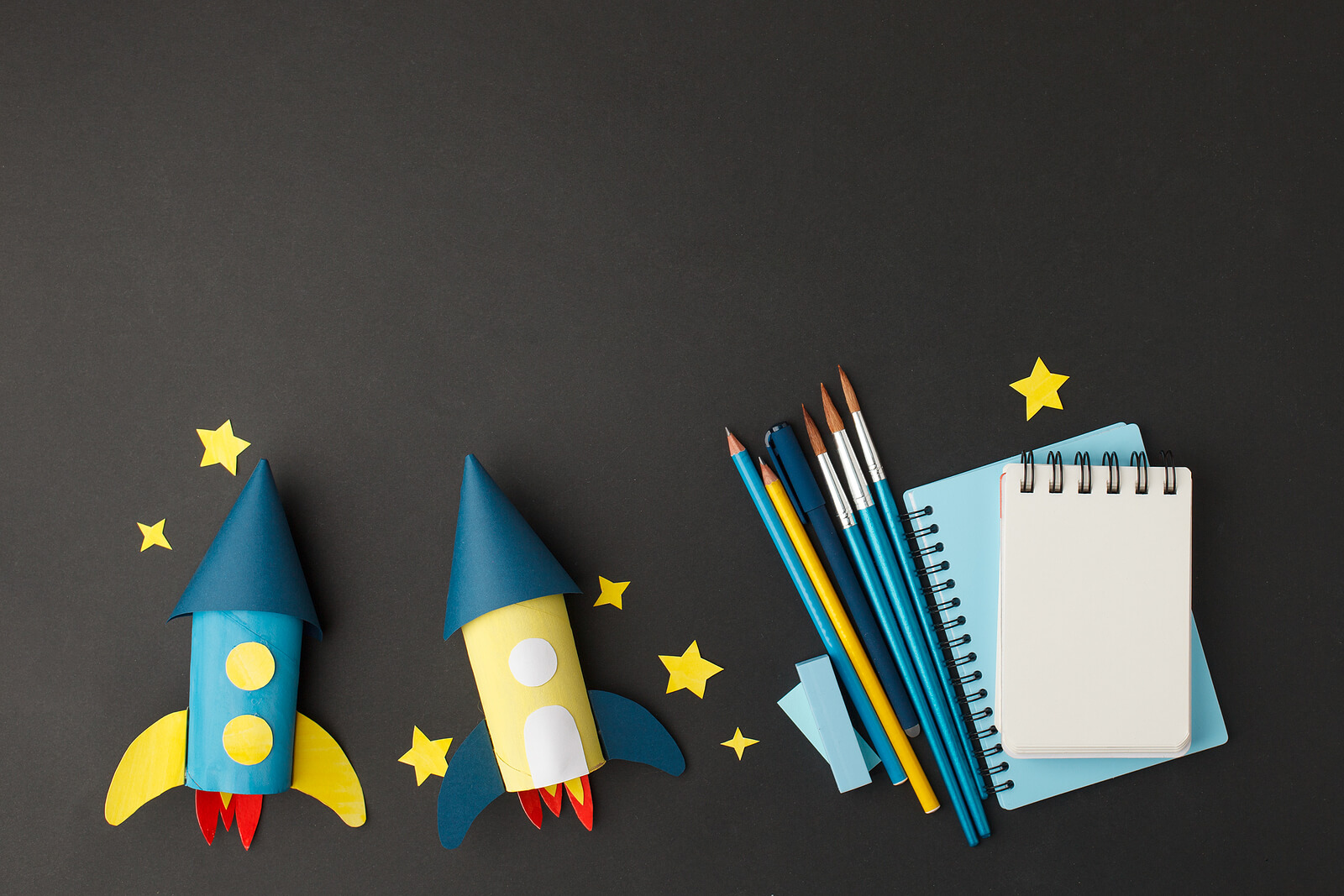 Faire une fusée est l'un des meilleurs bricolages amusants et faciles pour les enfants.