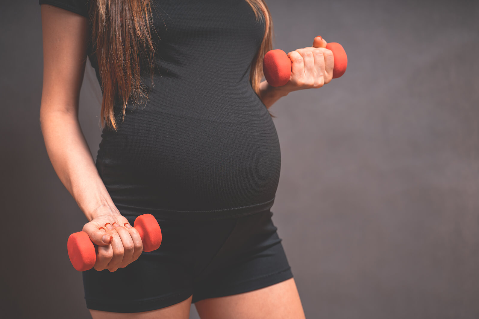 Mujer haciendo ejercicios de fuerza durante el embarazo.