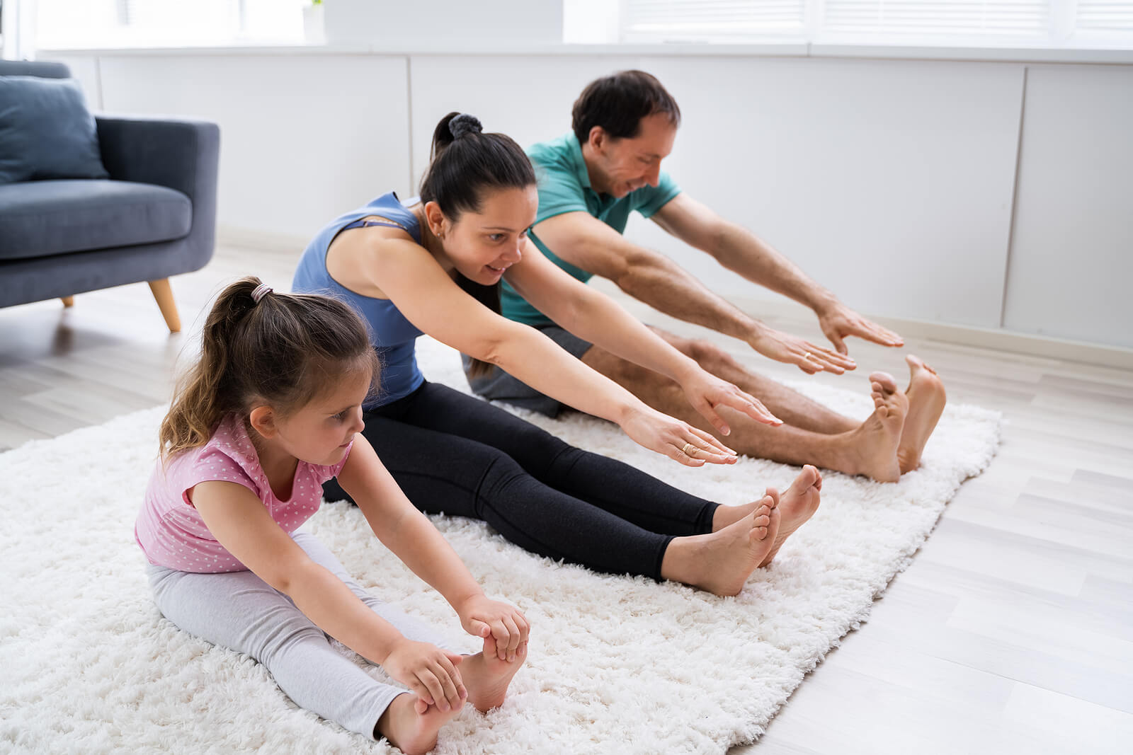 Familia realizando actividad física para crear intimidad emocional con su hija.