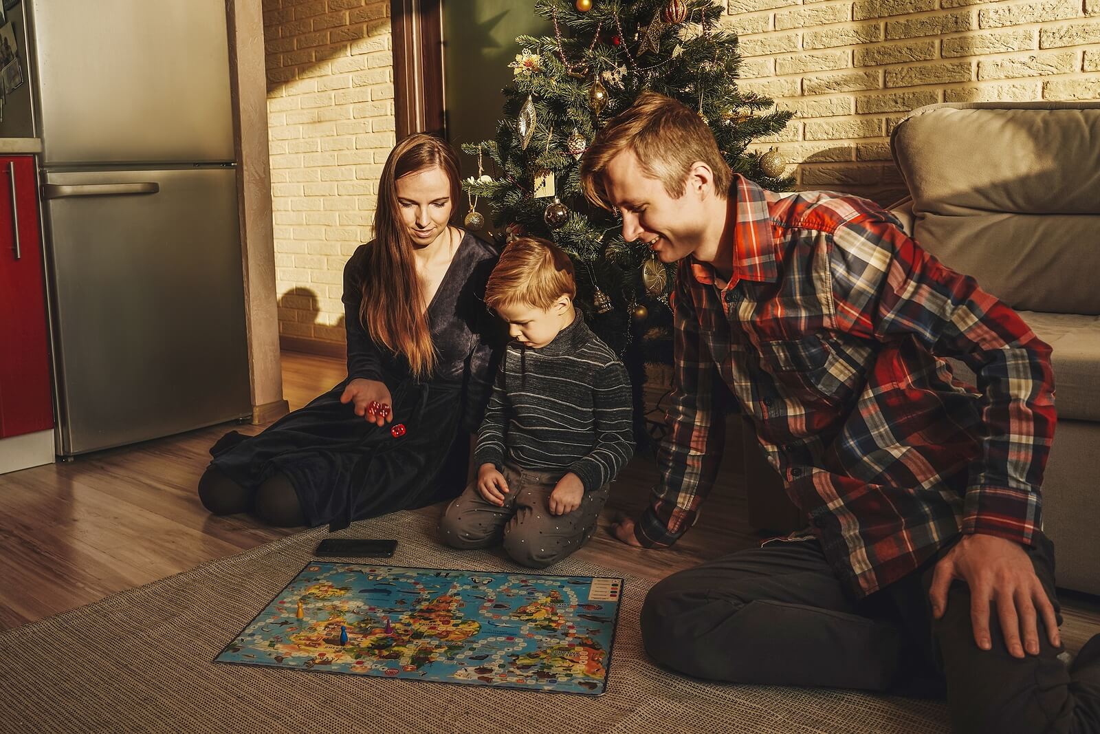 Famiglia con giochi per godersi il Natale.
