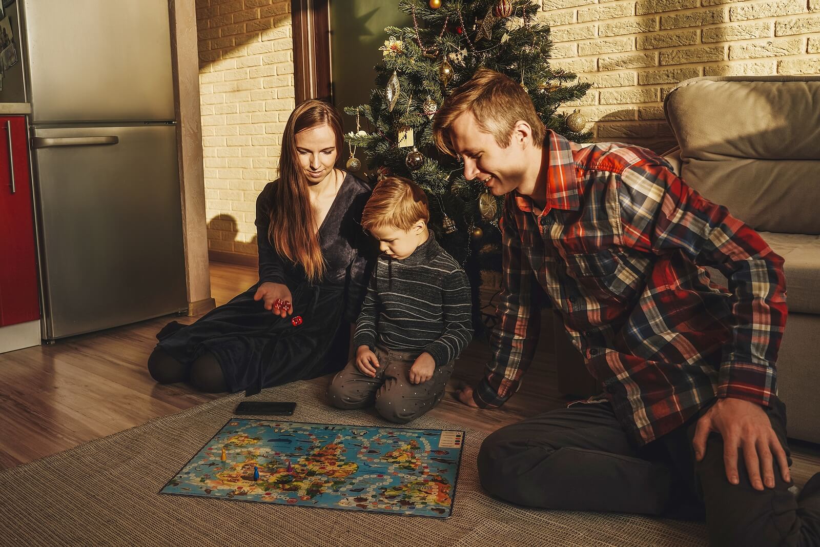 Deux parents avec leur enfant qui jouent.
