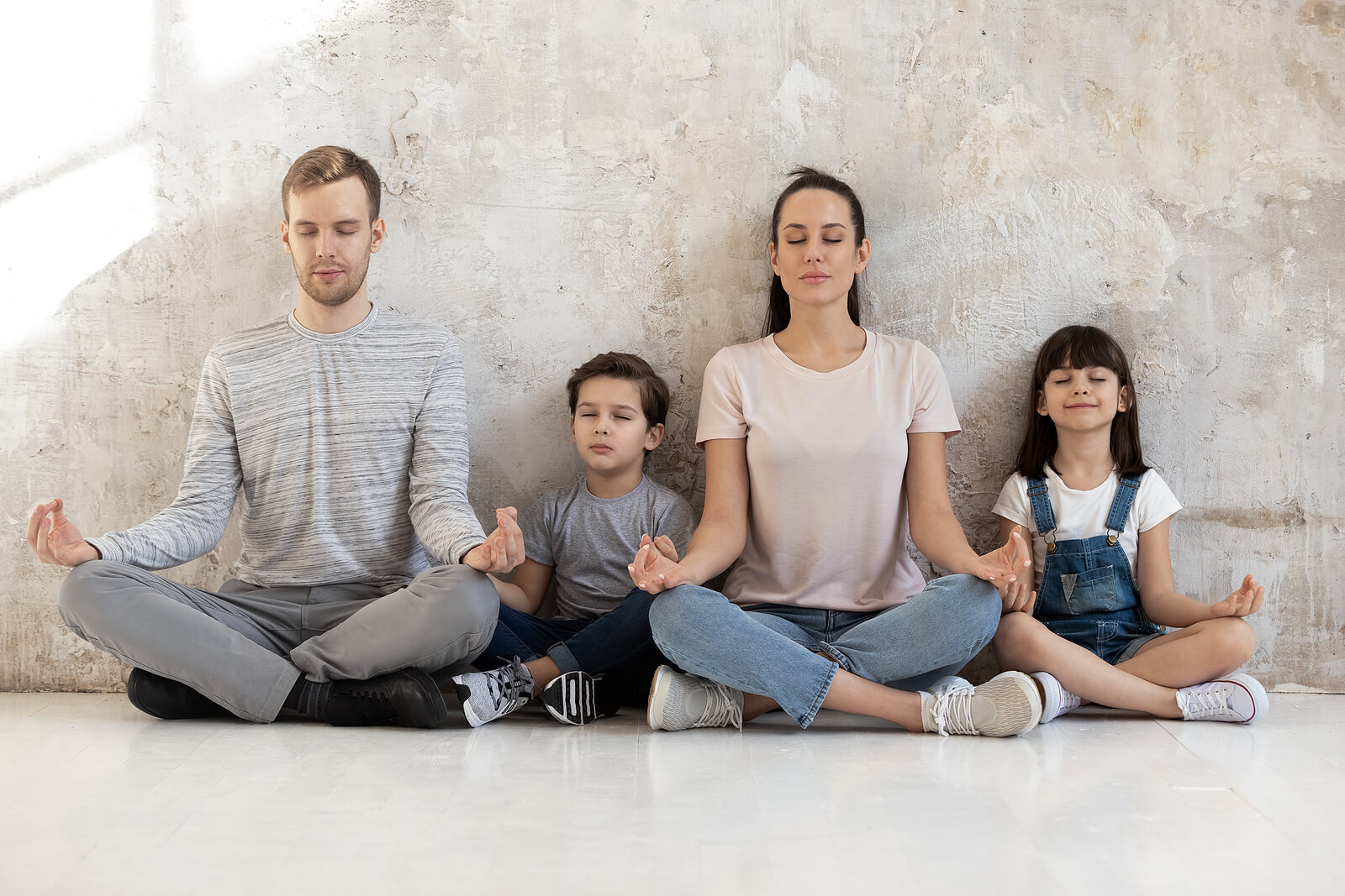 Familia practicando mindfulness parenting.