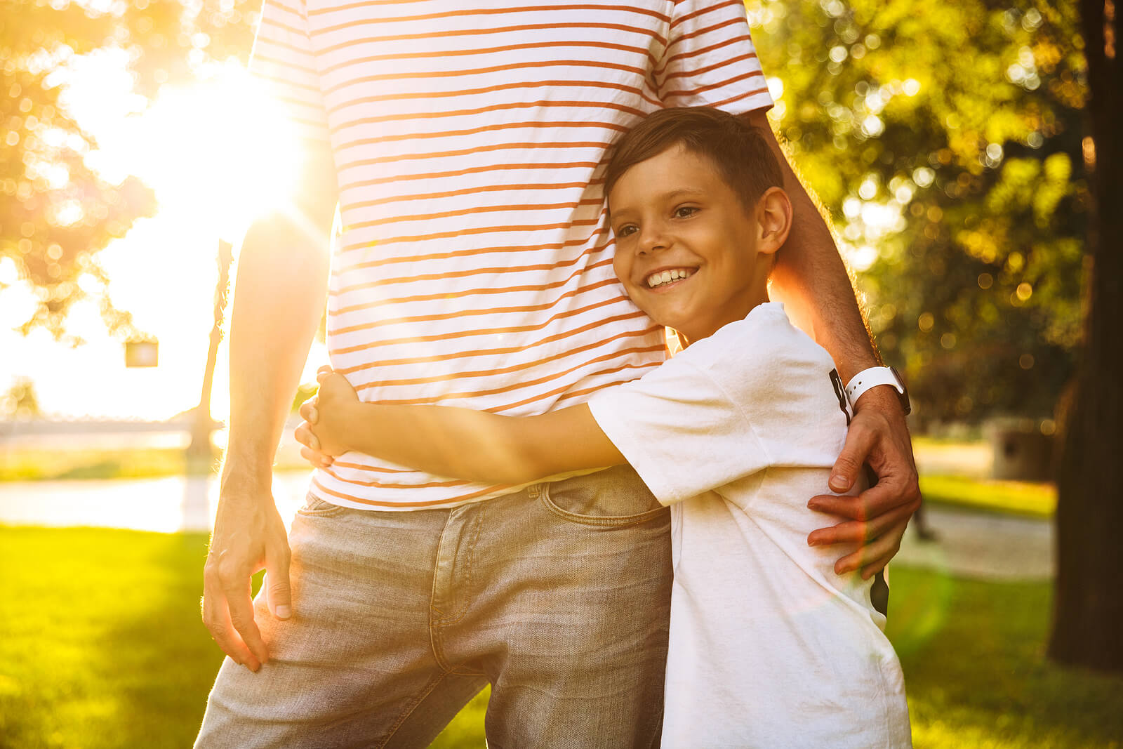 Niño abrazando a su padre porque sabe que puede hacer las cosas por sí mismo.
