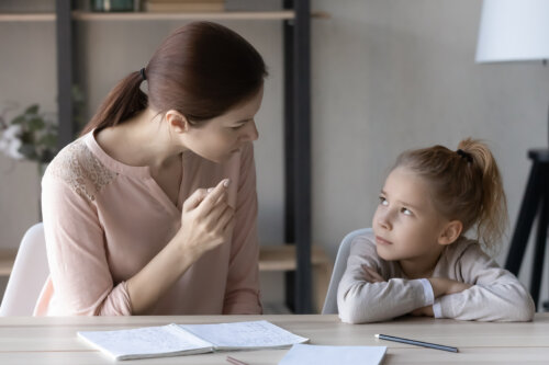 Madre regañando a su hija pensando las diferencias entre ser autoritario o tener autoridad.