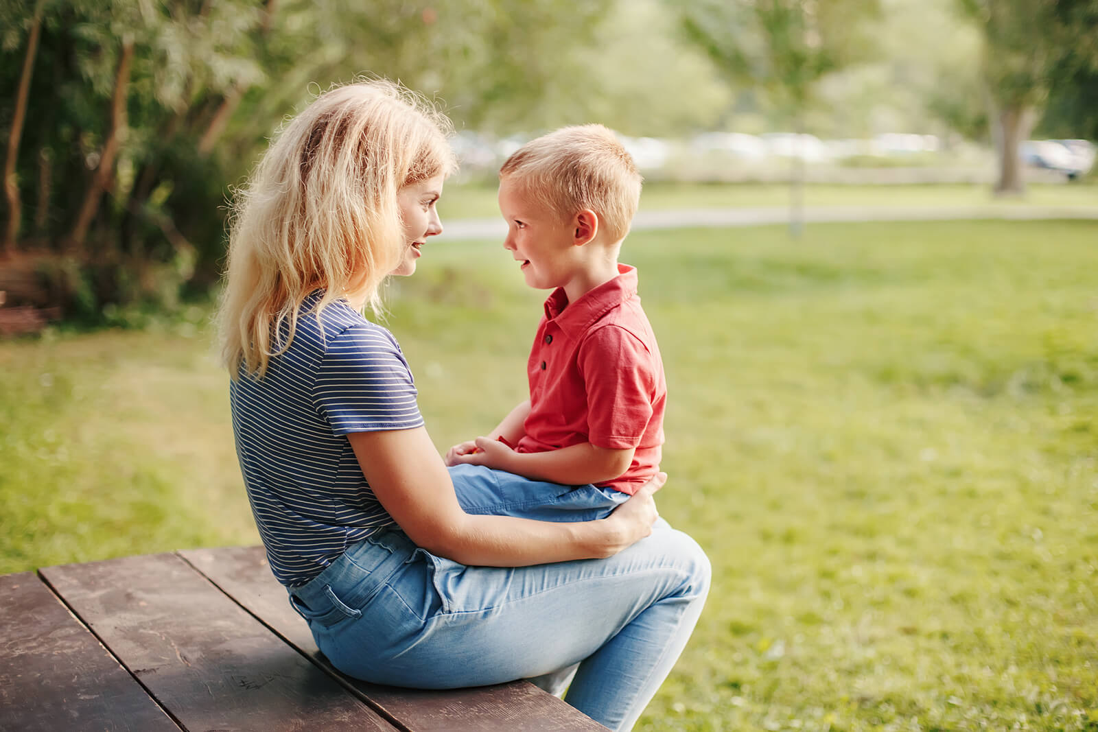 Madre hablando con su hijo sobre el futuro.