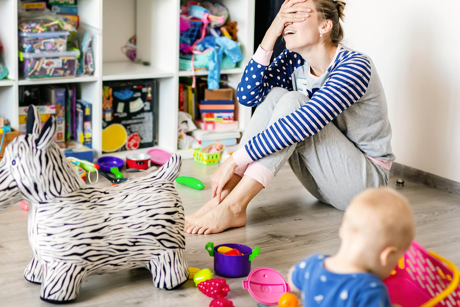 Madre sintiendo culpa por malcriar a su hijo.