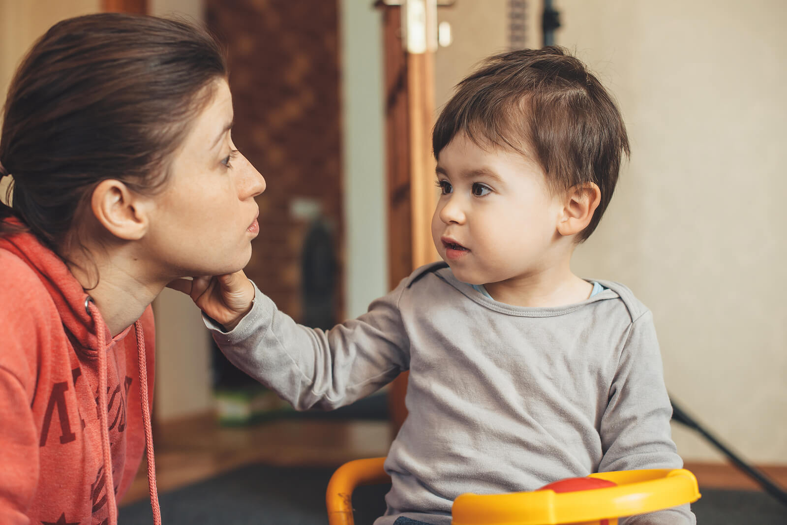 Mère parlant à son bébé en utilisant la langue maternelle.