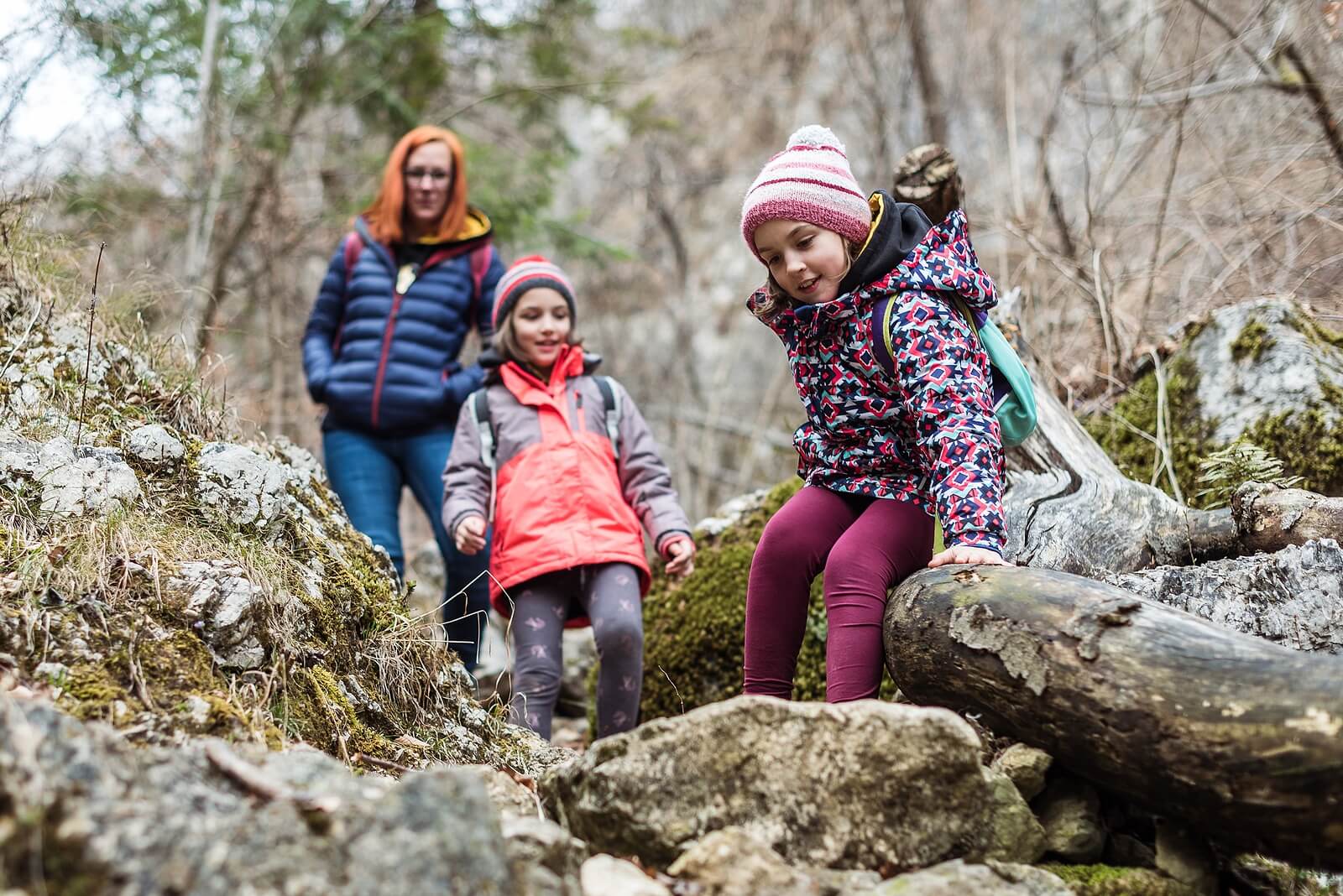 Madre con sus hijas haciendo senderismo.