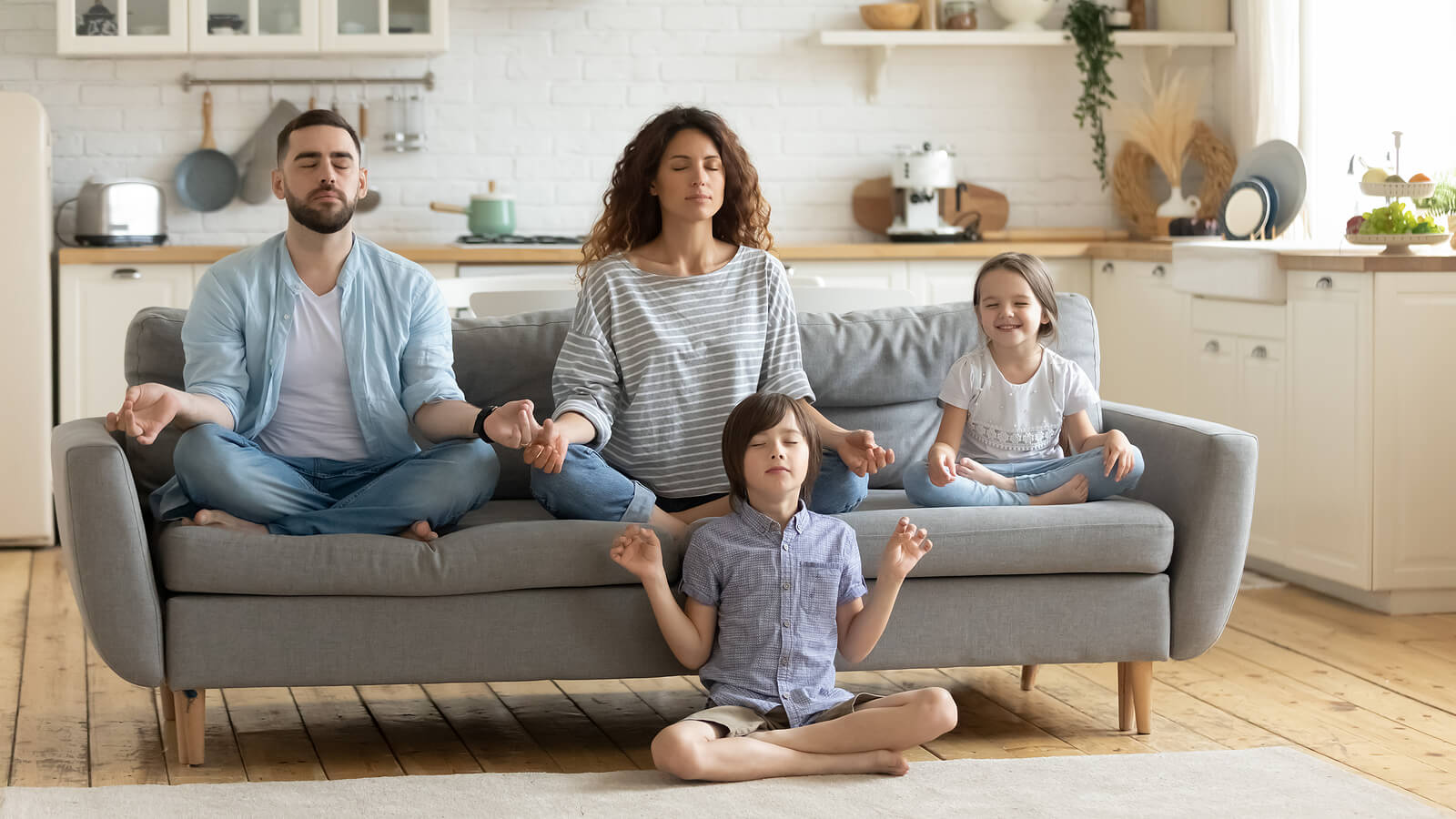 Famille pratiquant la méditation.
