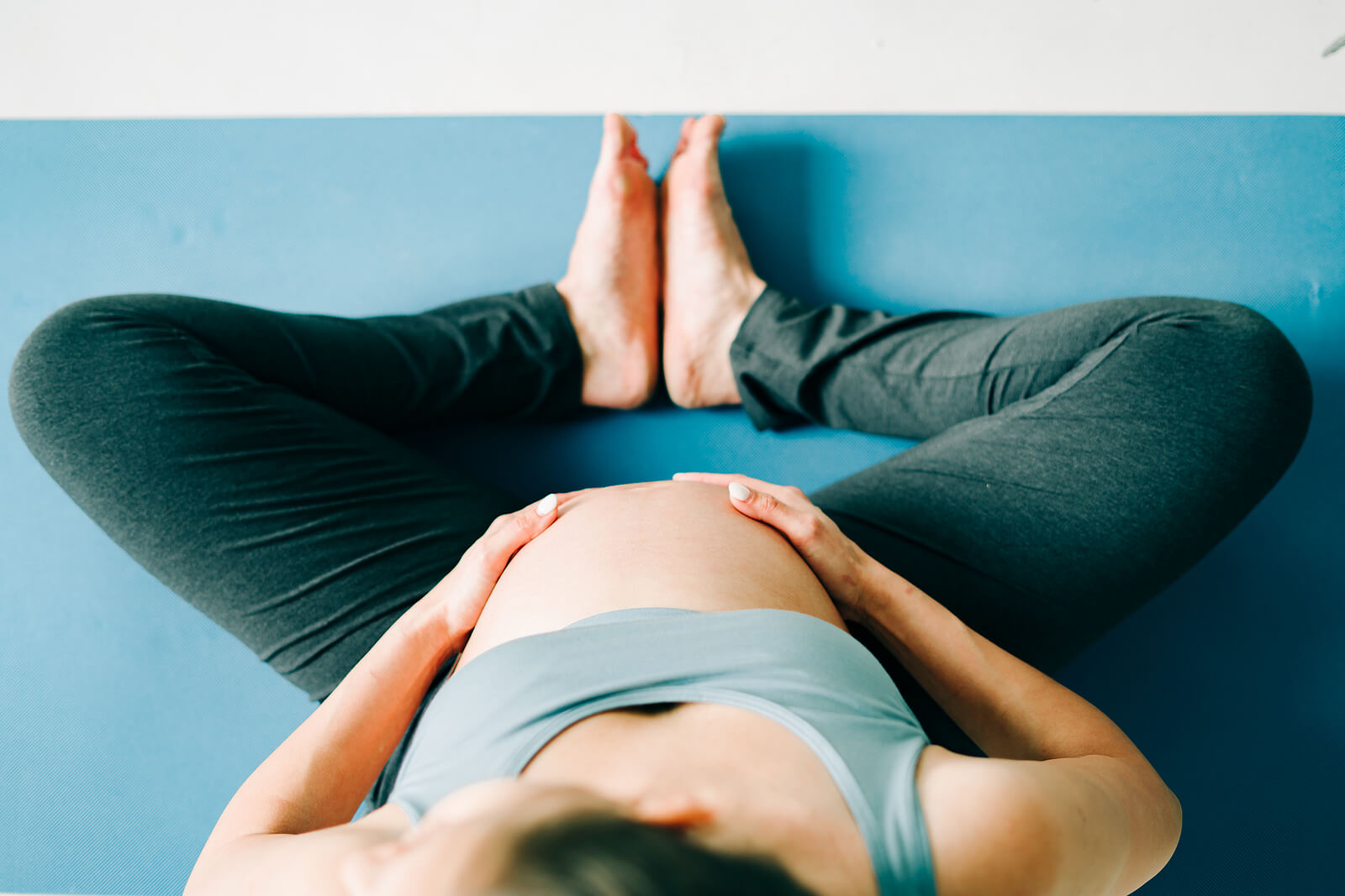 Mujer embarazada haciendo mindfulness.
