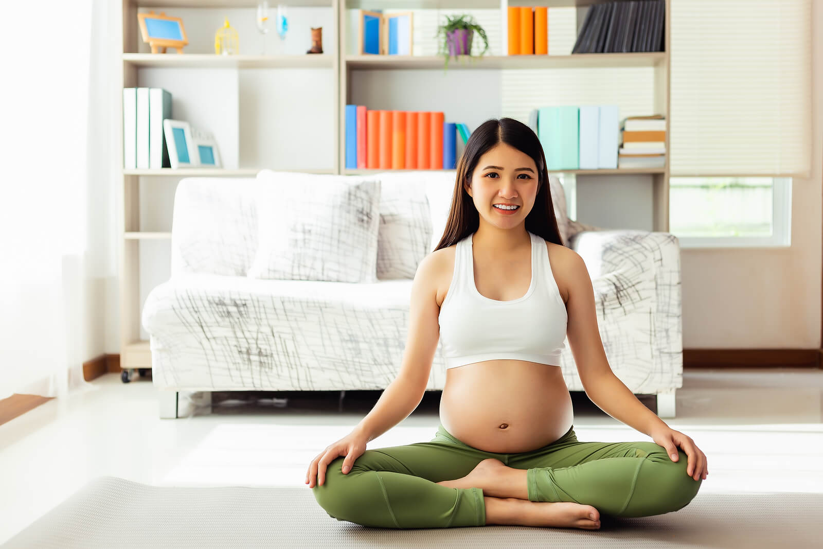 Mujer practicando mindfulness durante el embarazo.