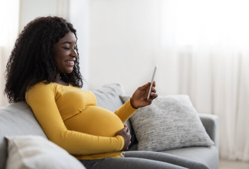 Mujer embarazada mirando Instagram.