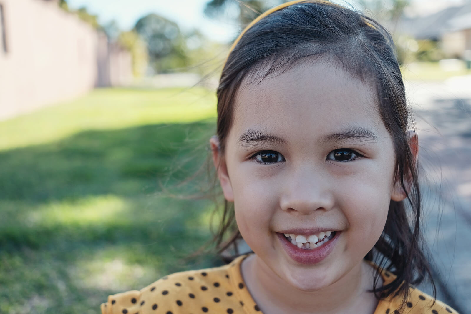 Niña con apiñamiento dental.