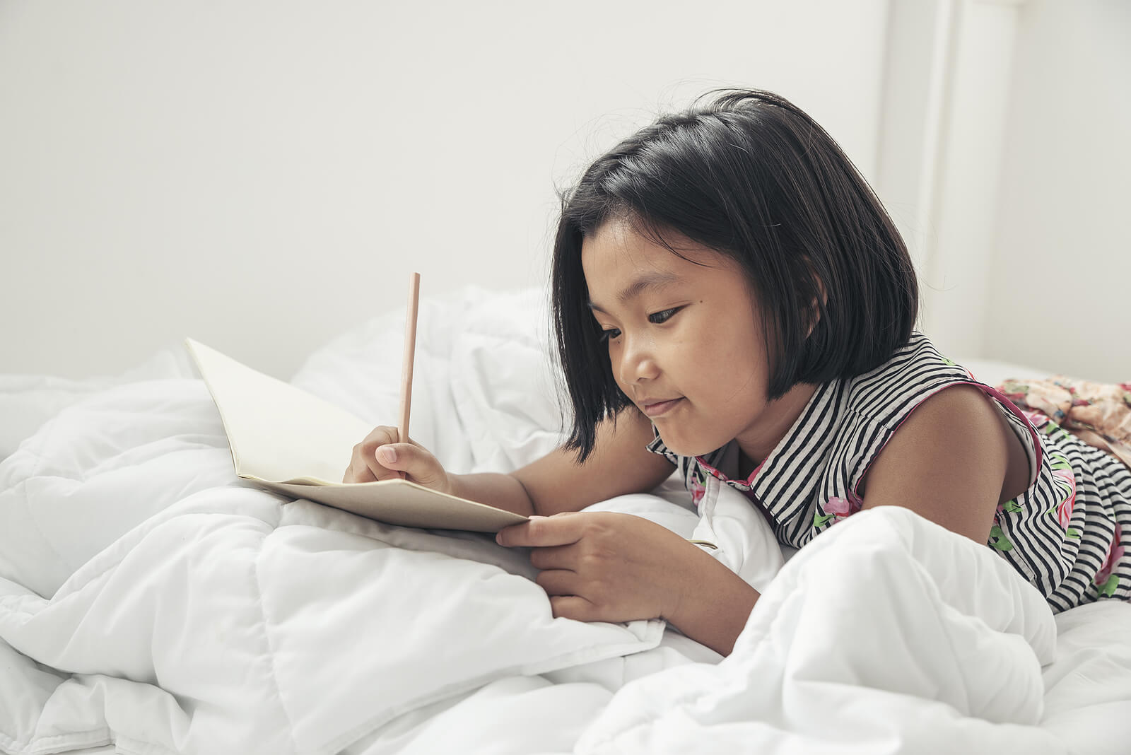 Niña aprendiendo a escribir historias.