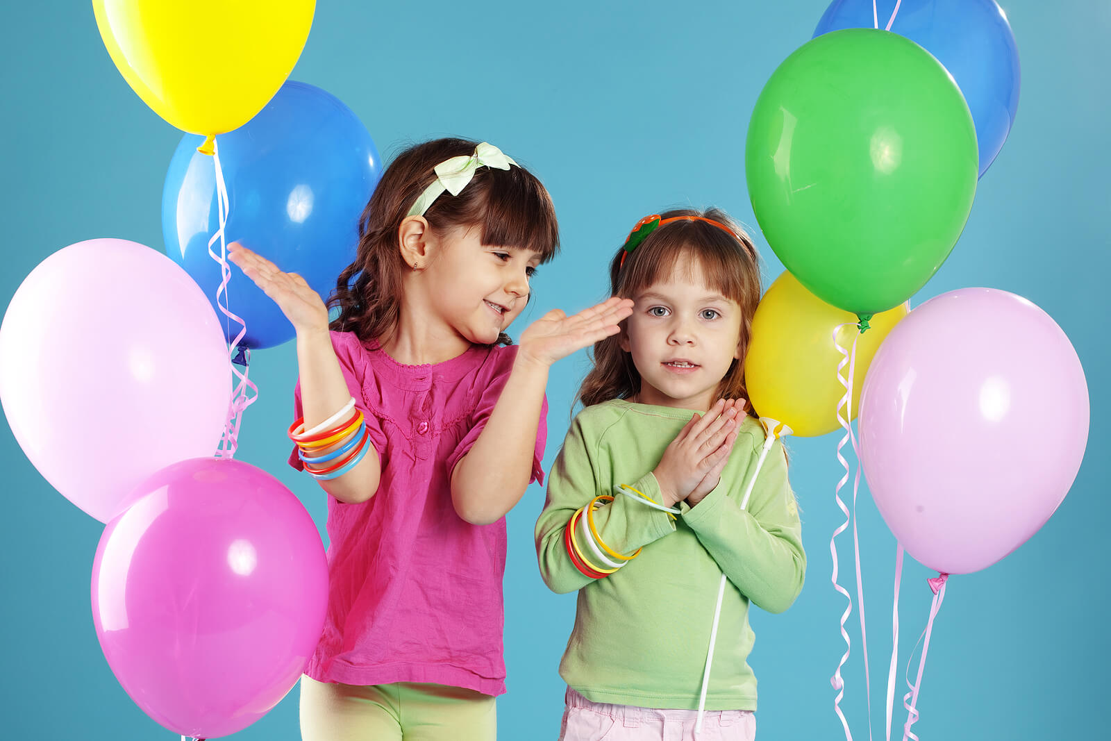 Niñas con globos en su fiesta de cumpleaños.