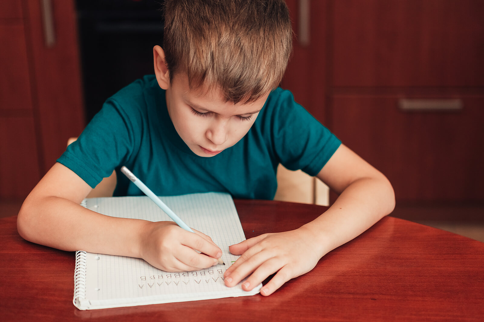 Escribir a mano hace a los niños más inteligentes