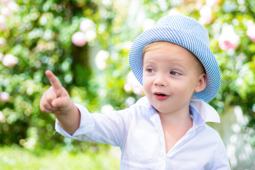 Niño aprendiendo a señalar.