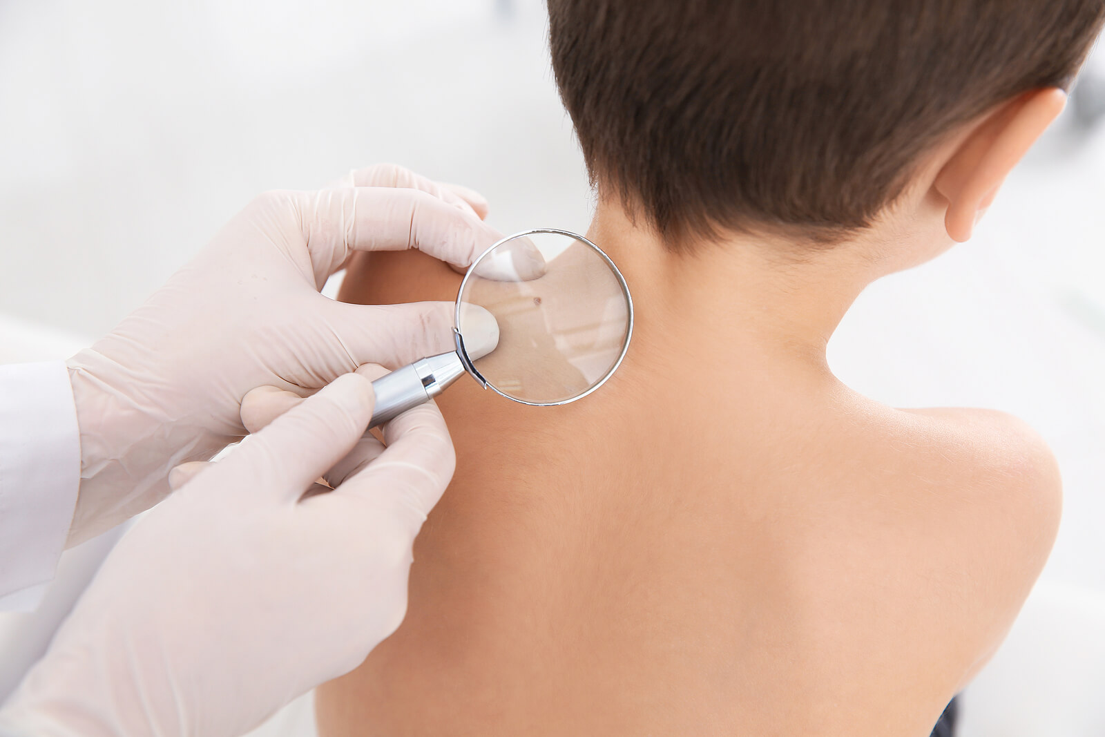 Enfant chez le dermatologue.