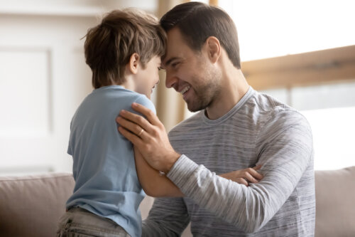 Niño dando las gracias a su padre.