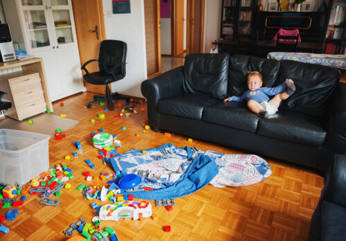 Niño con trastorno de acumulación compulsiva.