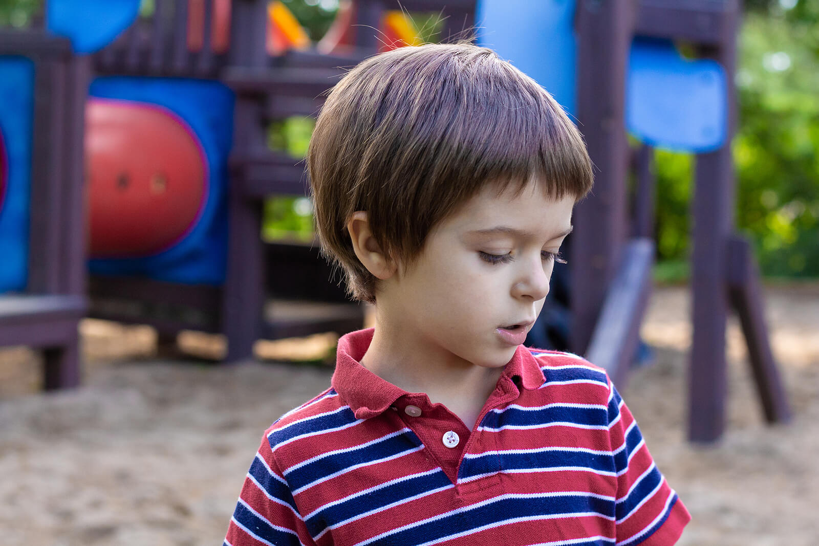 Niño hablando solo en el parque.