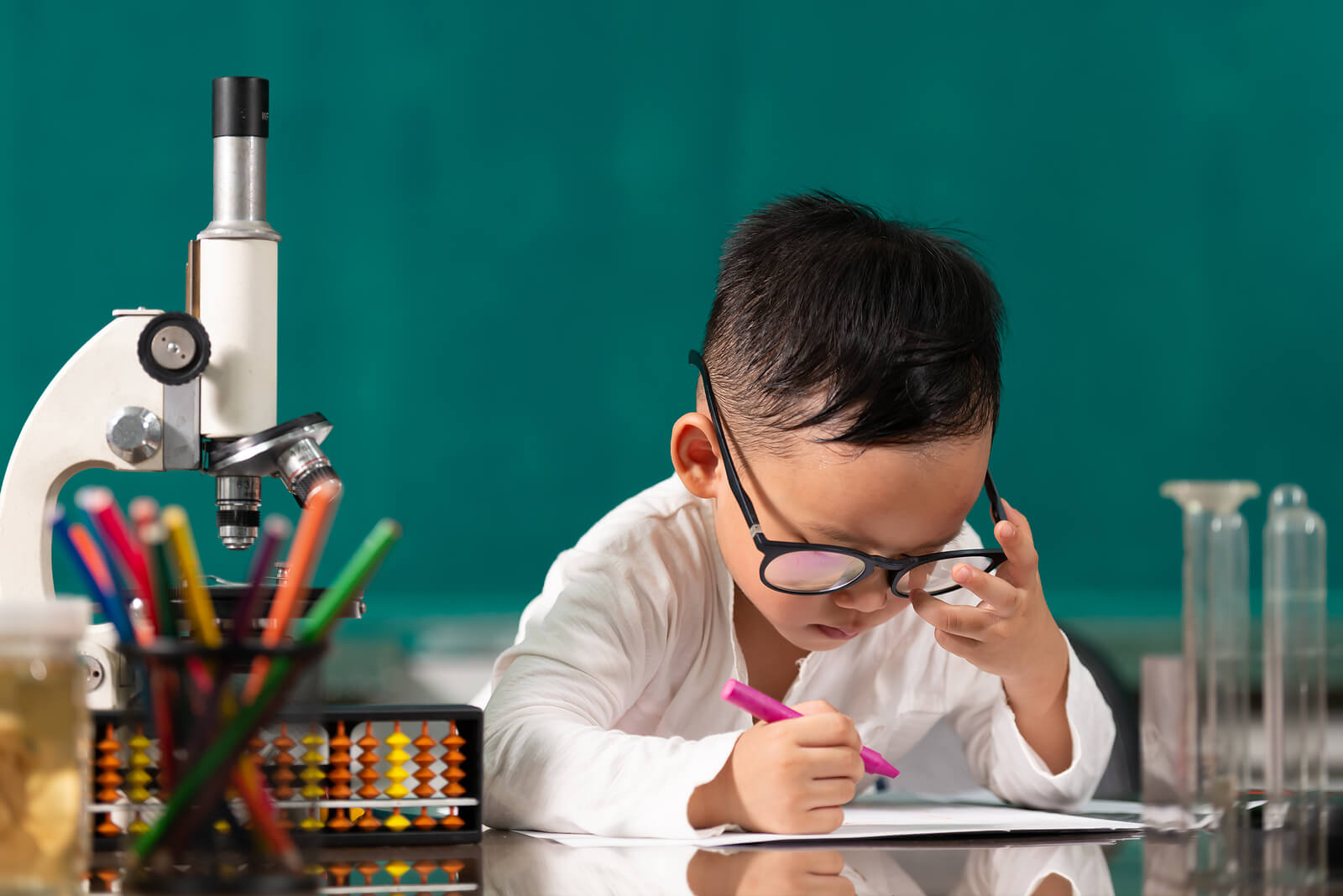 Niño con grandes capacidades pensado en las diferencias entre superdotados y genios.