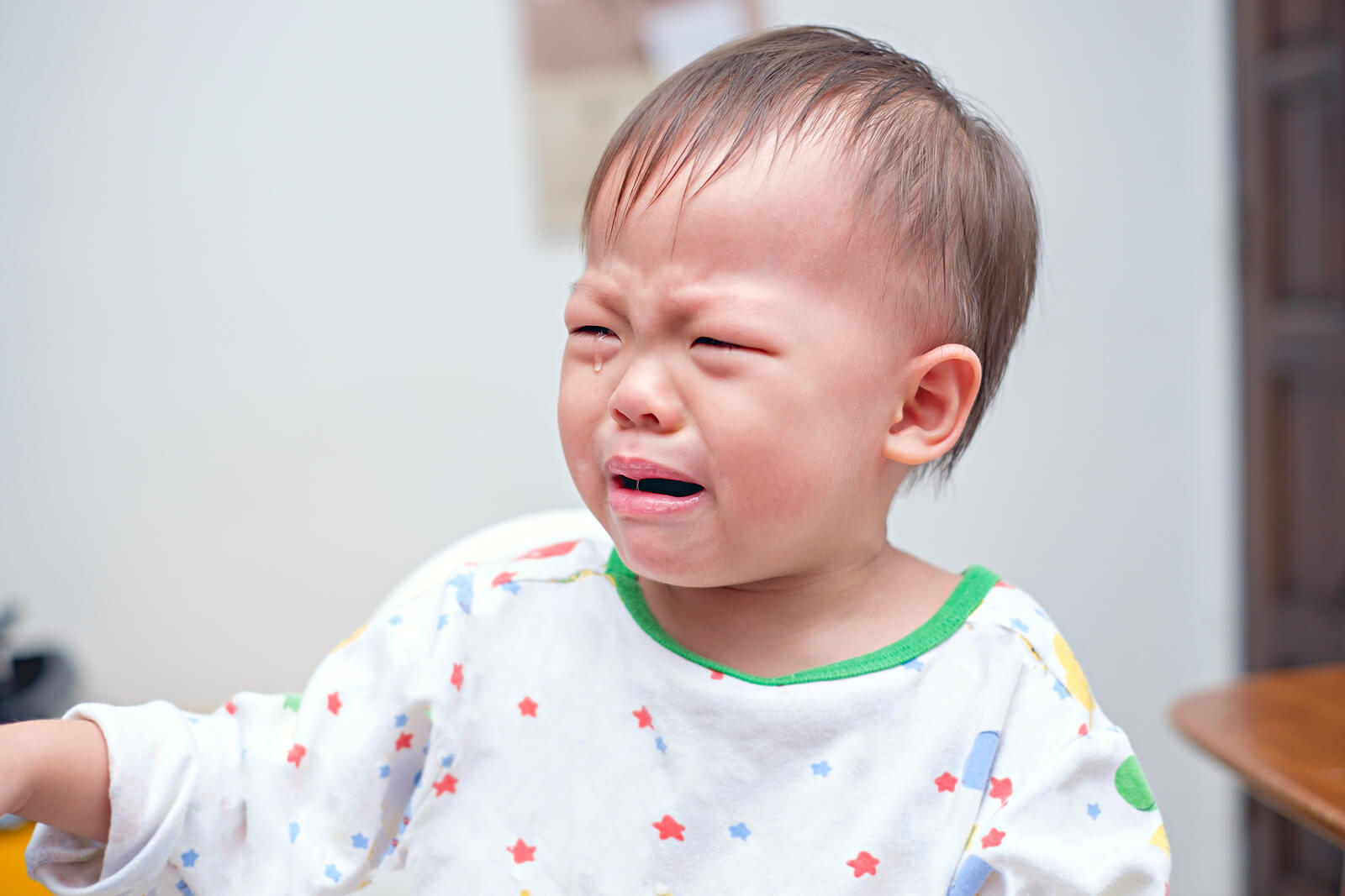 Niño malcriado llorando.