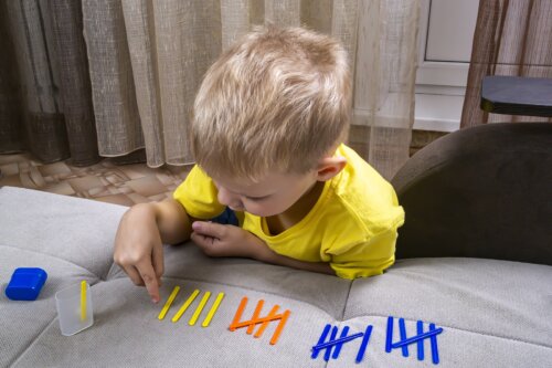 Niño aprendiendo matemáticas con el método Montessori.