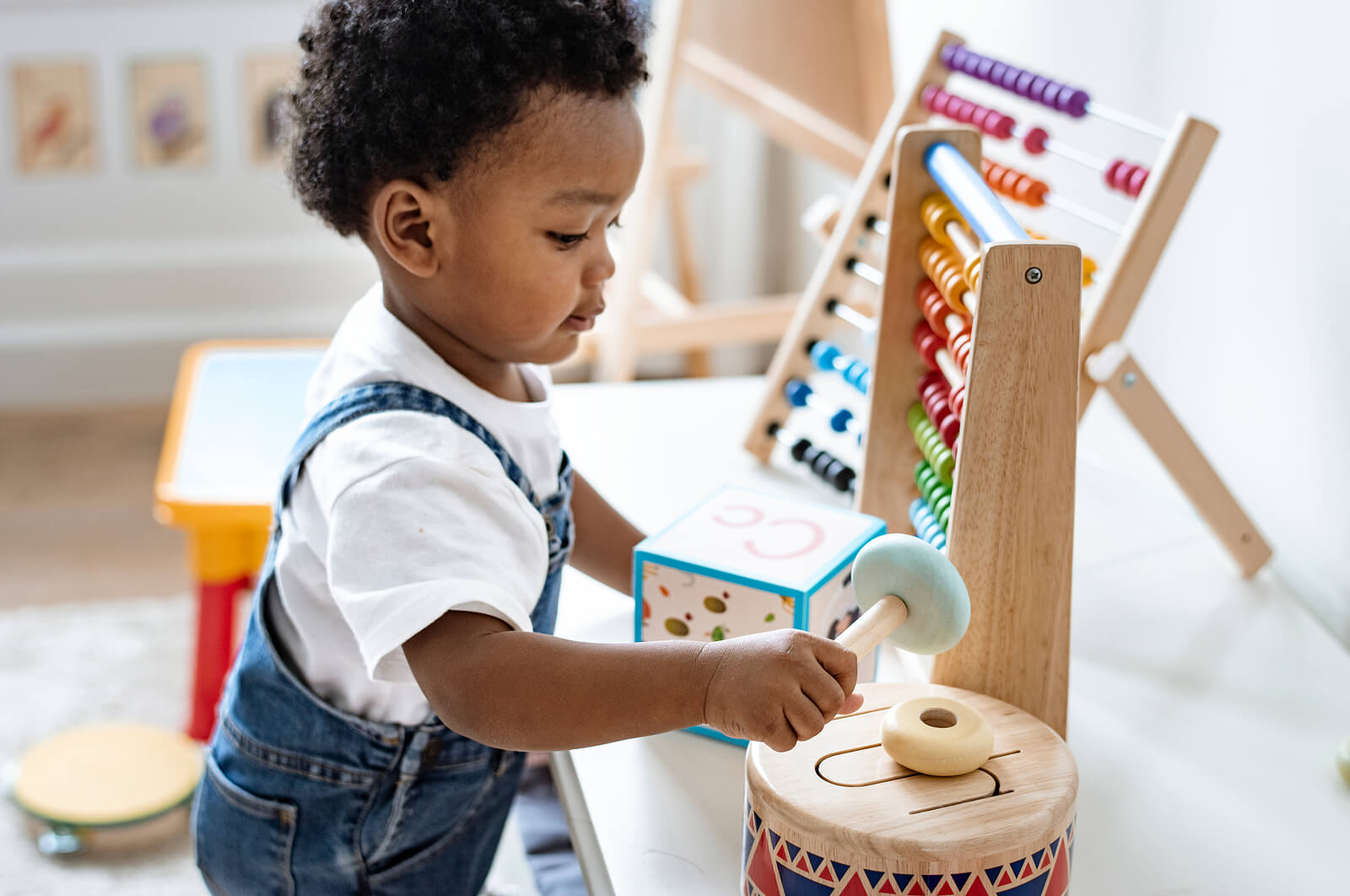 Niño jugando con juguetes Montessori.